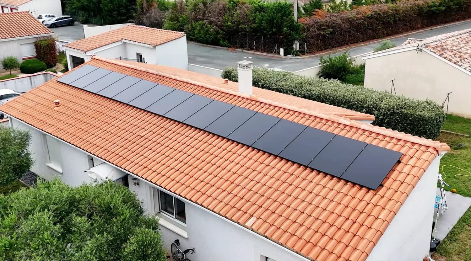 Vue aérienne d'une maison équipée de panneaux solaires